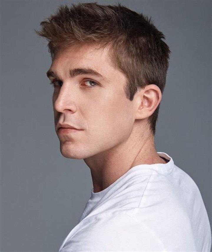 Discovering Eric Masip: A Rising Star on Screen