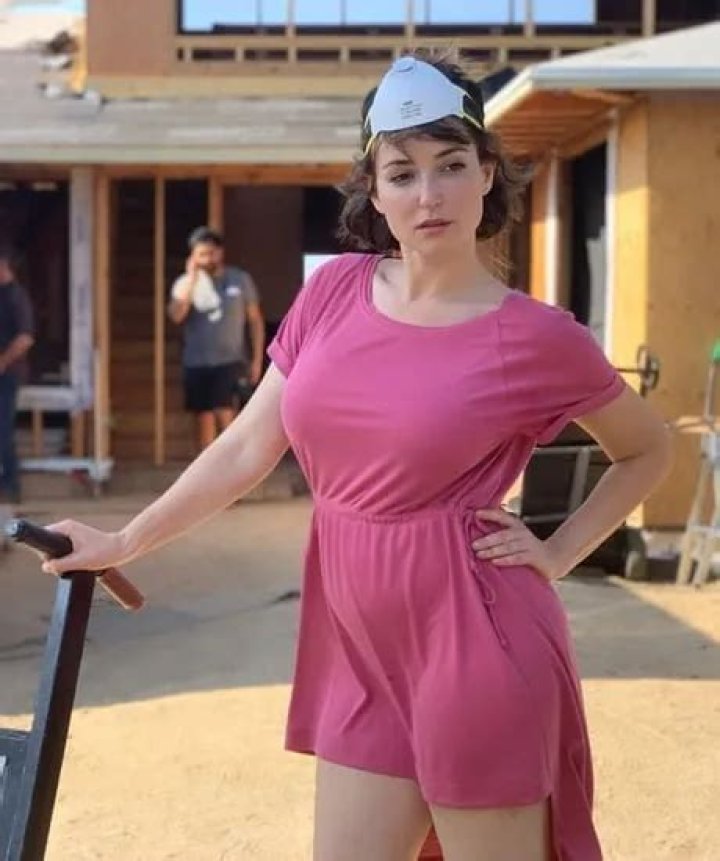 Is Milana Vayntrub Married? Uncovering Her Private Life