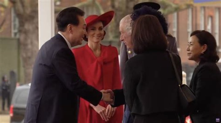 Royal Etiquette: Who Does Princess Kate Have to Curtsy To? Unpacking the Rules of Royal Protocol